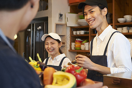 在咖啡店厨房认真工作的年轻男女图片