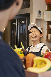 在咖啡店厨房认真工作的年轻男女图片