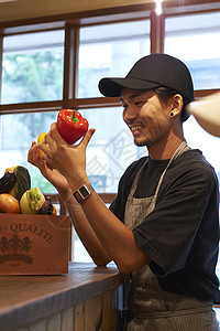 在咖啡店厨房认真工作的年轻男女图片