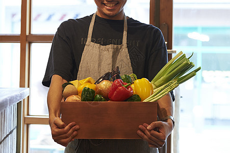 在咖啡店厨房认真工作的年轻男女图片