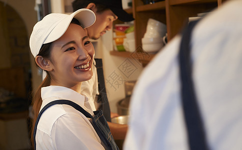 在咖啡店厨房认真工作的年轻男女图片