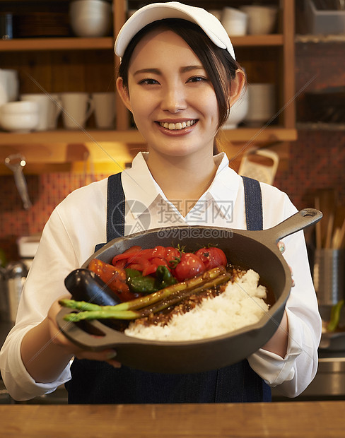 在咖啡店厨房认真工作的年轻男女图片