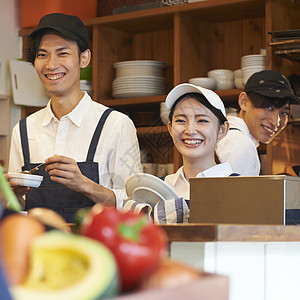 在咖啡店厨房认真工作的年轻男女图片