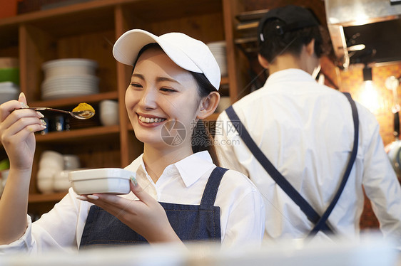 专门店帽子人类咖啡厅员工准备香料图片