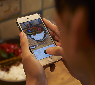 摄影饮食复制空间男子用智能手机拍摄食物图片