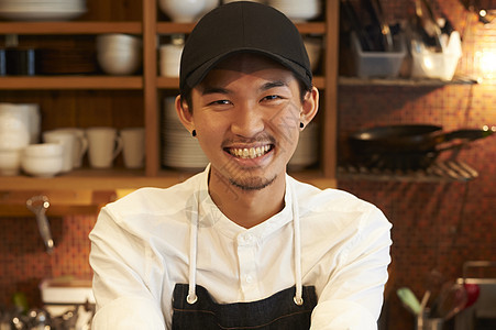 在咖啡店厨房认真工作的年轻男女图片