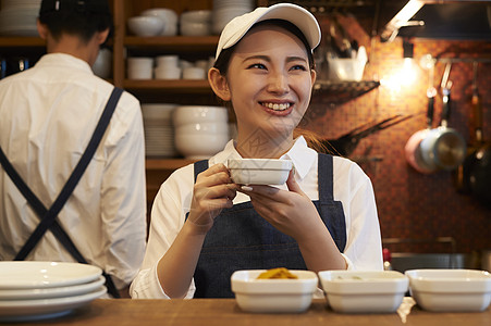 在咖啡店厨房认真工作的年轻男女图片