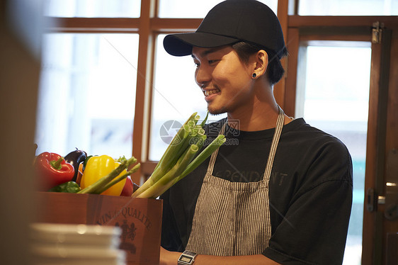 在咖啡店厨房认真工作的年轻男女图片