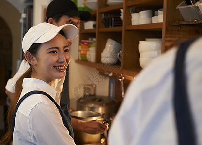 快乐的烹饪流行咖啡厅厨房工作人员烹图片