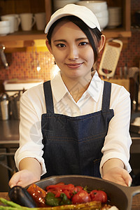 注视镜头女孩食物咖喱员工餐厅图片