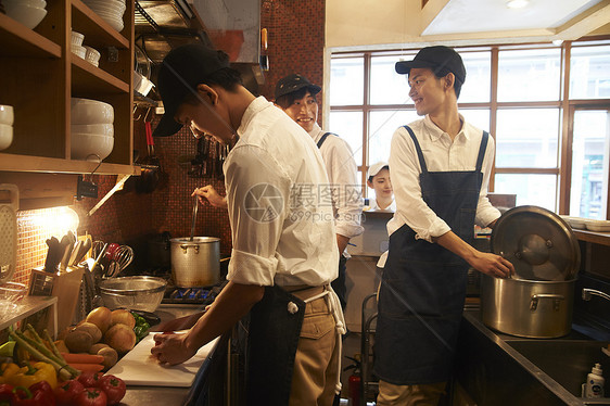帽子饭店工作台面工作人员在咖啡馆厨房做饭图片