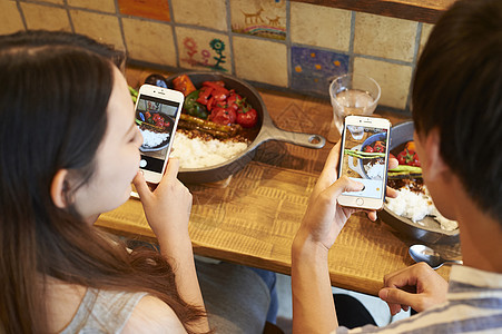 烹调客人异夫妇采取与智能手机的夫妇食物图片