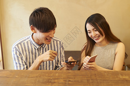 男人们人类青年采取与智能手机的夫妇食物图片