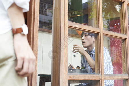 笑容年轻人绝妙的男人吃咖喱图片