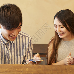 拍照进餐sns采取与智能手机的夫妇食物图片