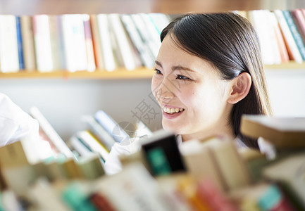 空白部分高兴户内一个女人在图书馆图片