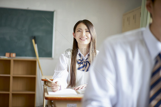 上课女窗口学生在教室里学习图片