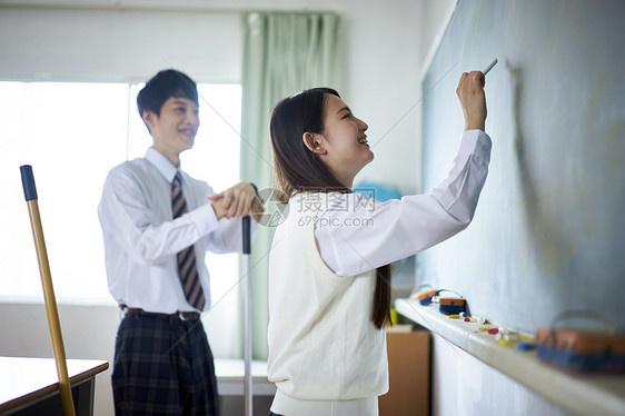 持有生机勃勃努力获取男女在教室里图片