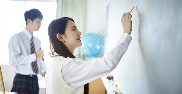 持有女人欣赏男女在教室里图片