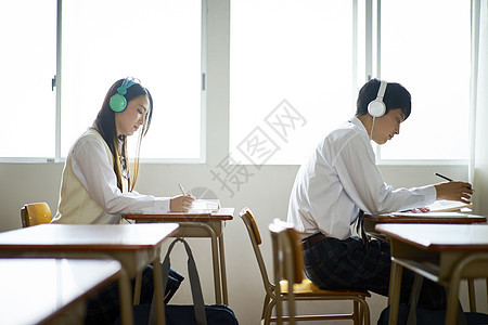 活力女生桌子学生在教室里学习图片
