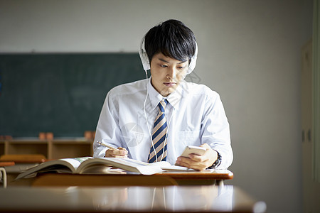 肖像倾听单人学生在教室里学习图片