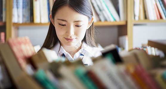 女士空白部分可爱图书馆里的学生图片