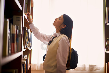 少女女干净图书馆里的学生图片