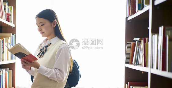 室内女孩们复制空间图书馆里的学生图片