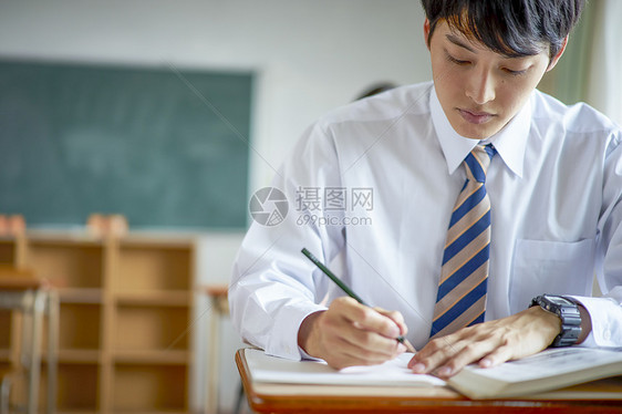 1人男人们青春学生在教室里学习图片