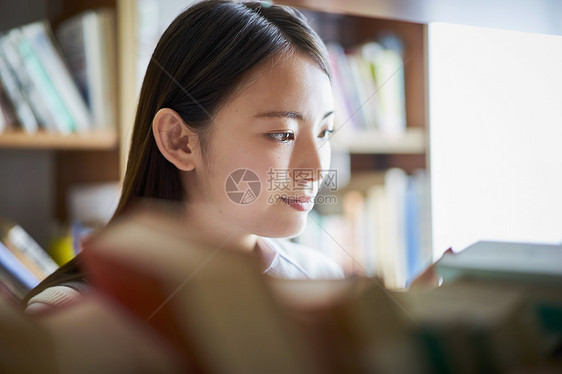 少女青春年轻的女孩图书馆里的学生图片