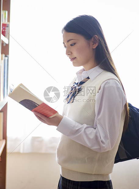 女士们拍女图书馆里的学生图片