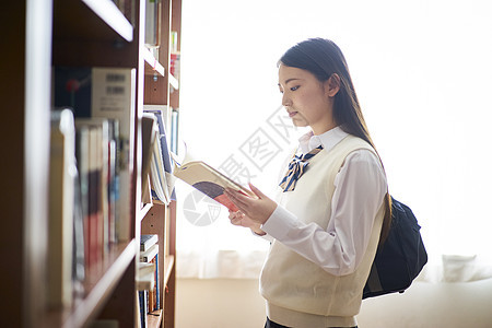 美少女青少年图书馆里的学生图片