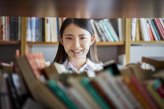 天举起青少年图书馆里的学生图片