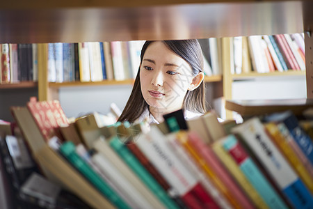 复制空间美丽日本人图书馆里的学生图片