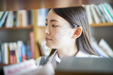 学校亚洲人天图书馆里的学生图片