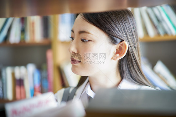 学校亚洲人天图书馆里的学生图片