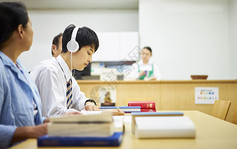 老年人人物七十年代图书馆里的学生图片