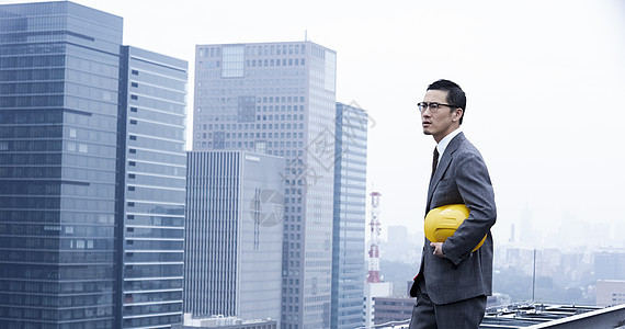 头盔建筑面积男人们站立在屋顶的商人图片