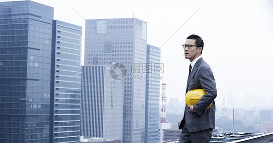 头盔建筑面积男人们站立在屋顶的商人图片