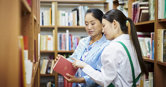 老女人女带来图书馆高级图片