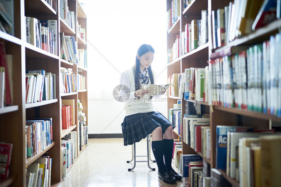 美丽女孩们快乐图书馆里的学生图片