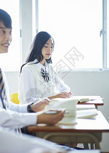 青少年生机勃勃女士们学生在教室里学习图片