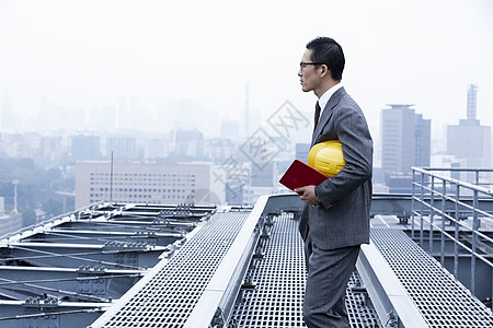 1人亚洲建成站立在屋顶的商人图片