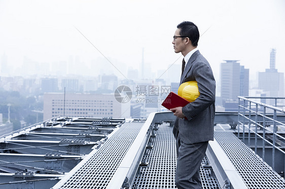 1人亚洲建成站立在屋顶的商人图片