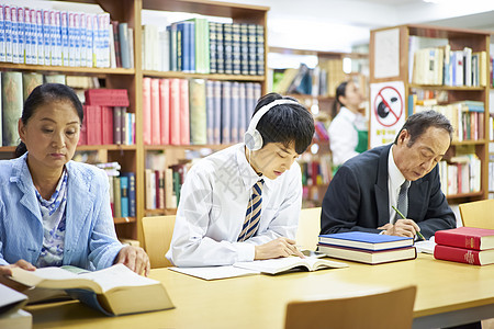 休假小学生男人们在图书馆学习图片