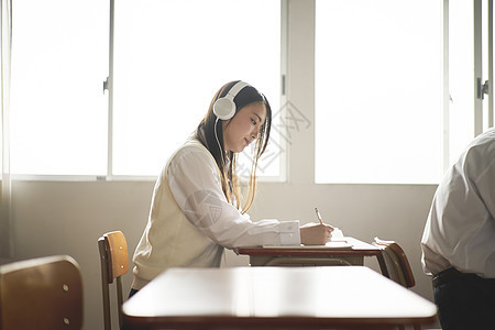 椅子少女人物学生在教室里学习图片