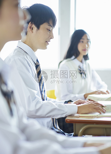 女小学生男女学生在教室里学习图片