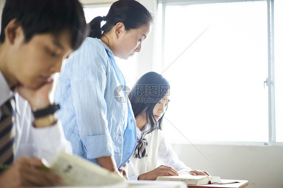 青少年户内三个人学生在教室里学习图片