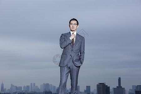 站立在屋顶的商务男士图片