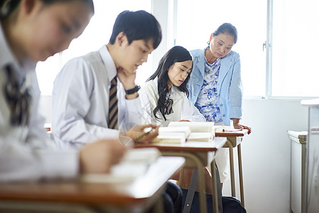 学费四个人男学生在教室里学习图片